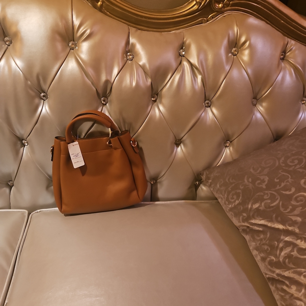 Handbags - Picture 3 of 13